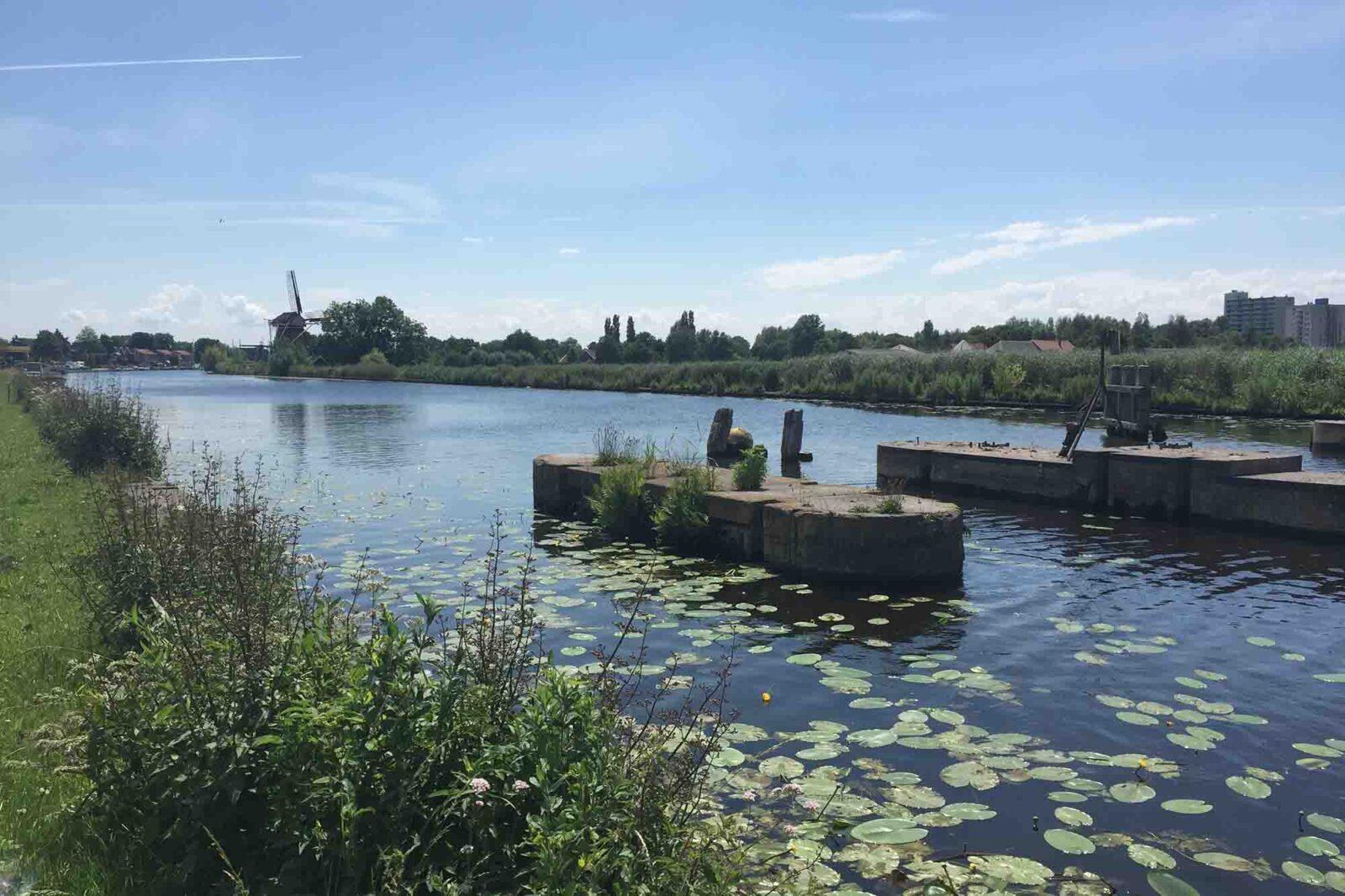 De Ringvaart, met monumenten aan beide zijden, eroverheen (de brug bij Vijfhuizen) en zelfs erin (restanten van de damsluis bij Vijfhuizen, onderdeel van de Stelling van Amsterdam)