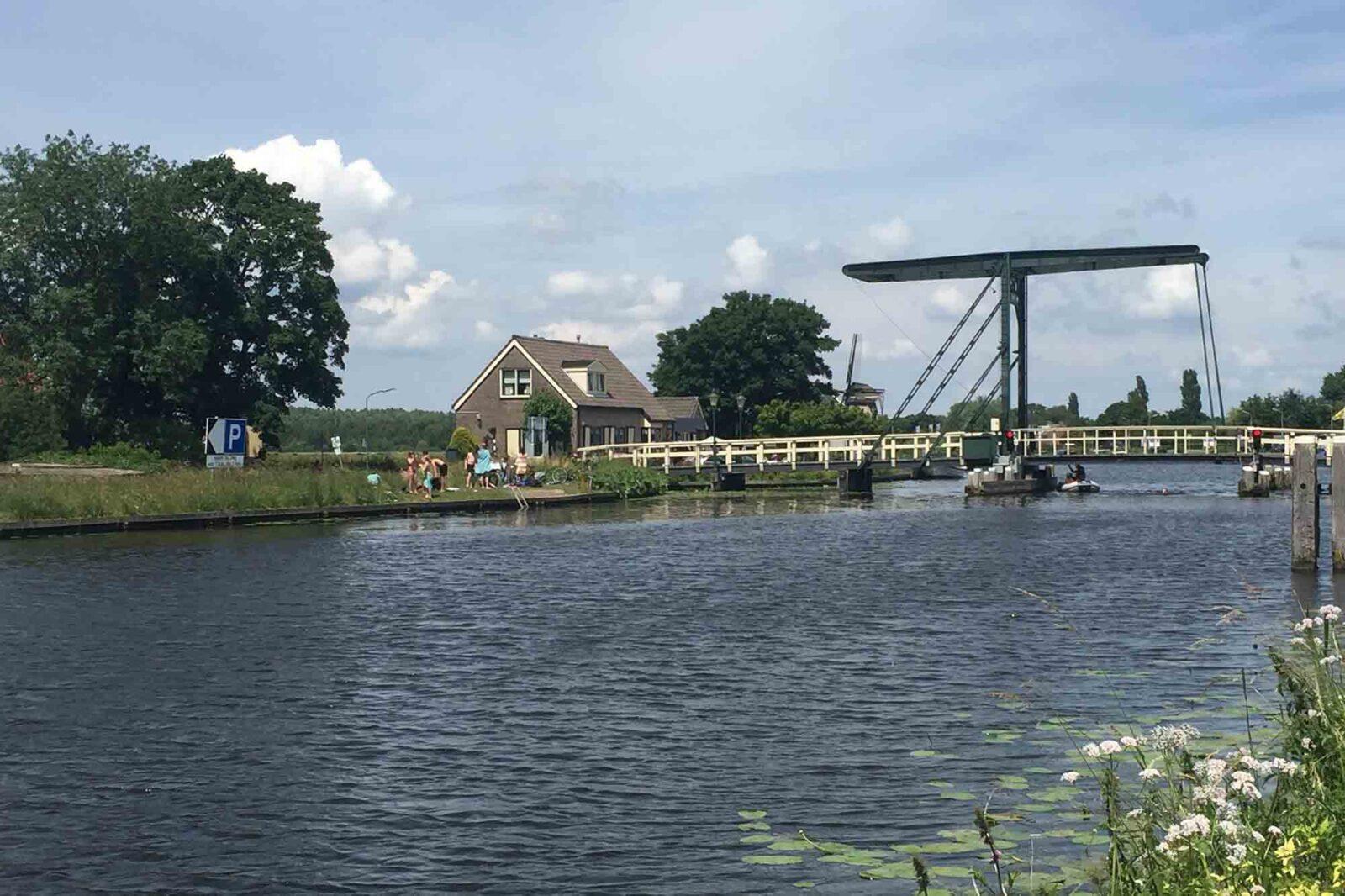 Als je ook van de ruim 60 kilometer lange Ringvaart zelf een monument wilt maken, dan is een erfgoedtafel met alle betrokkenen geen verkeerd idee