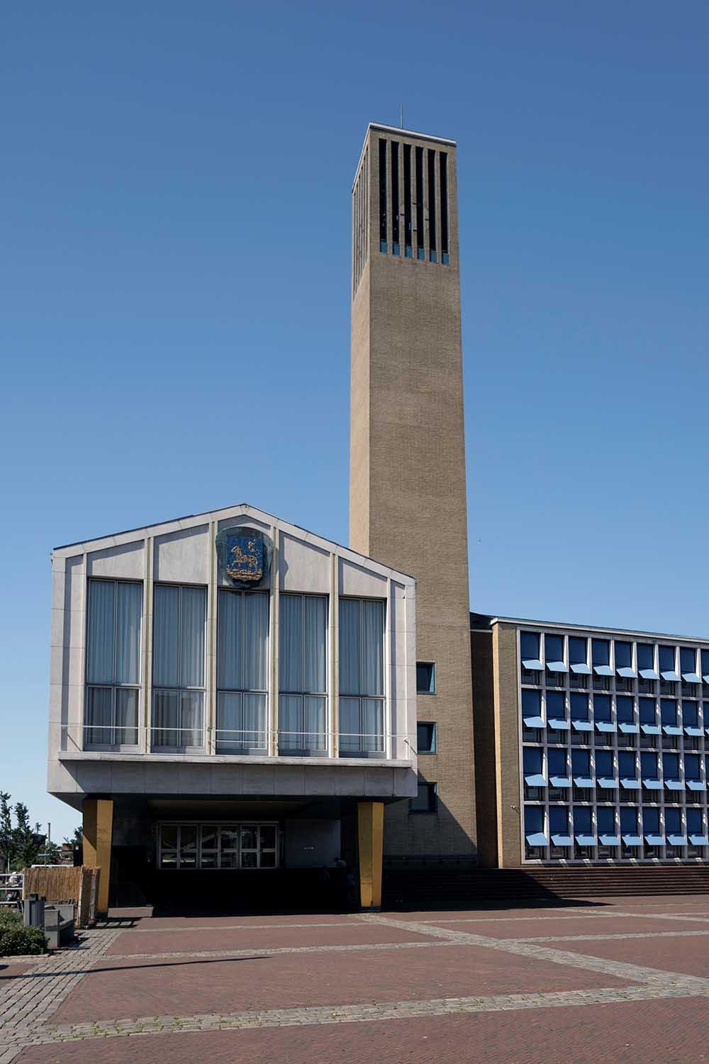 Het gemeentehuis van de gemeente Velsen in IJmuiden is ontworpen door W.M. Dudok en is een rijksmonument. In IJmuiden komen diverse erfgoedlagen en –lijnen samen: De buitenplaatsen langs de binnenduinrand (zij het onderbroken door het Noordzeekanaal), het Noordzeekanaal, als 19e-eeuws ‘wereldwonder’, en als onderdeel van de geschiedenis van Amsterdam, industrieel erfgoed, de Stelling van Amsterdam, de Atlantikwall en wederopbouwarchitectuur