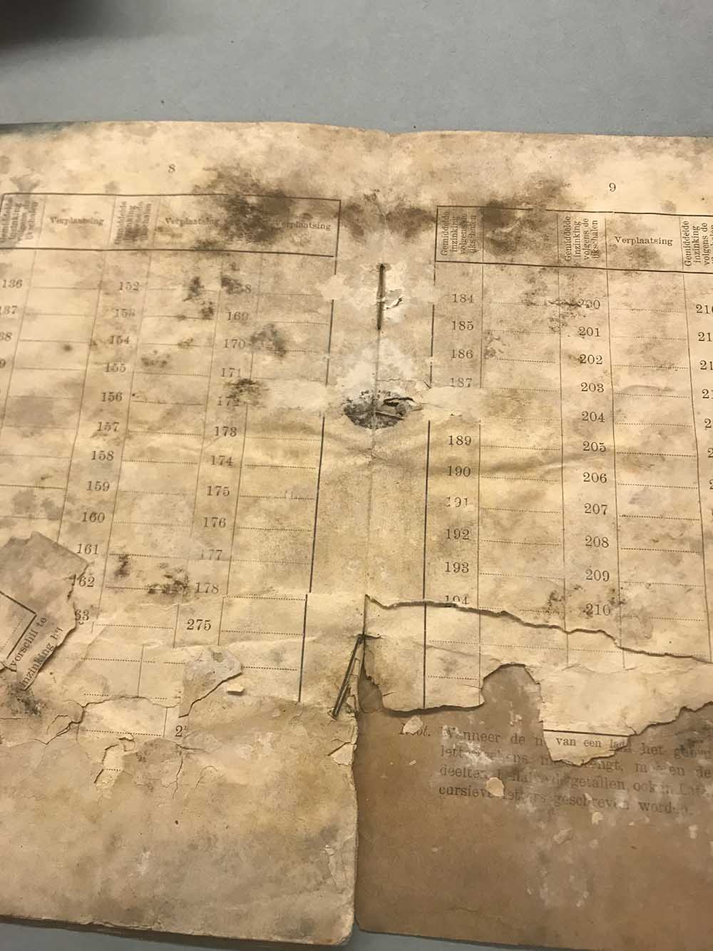 Een archiefstuk uit de collectie Museum BroekerVeiling dat in contact is gekomen met water met als gevolg dat er schimmelvorming is ontstaan