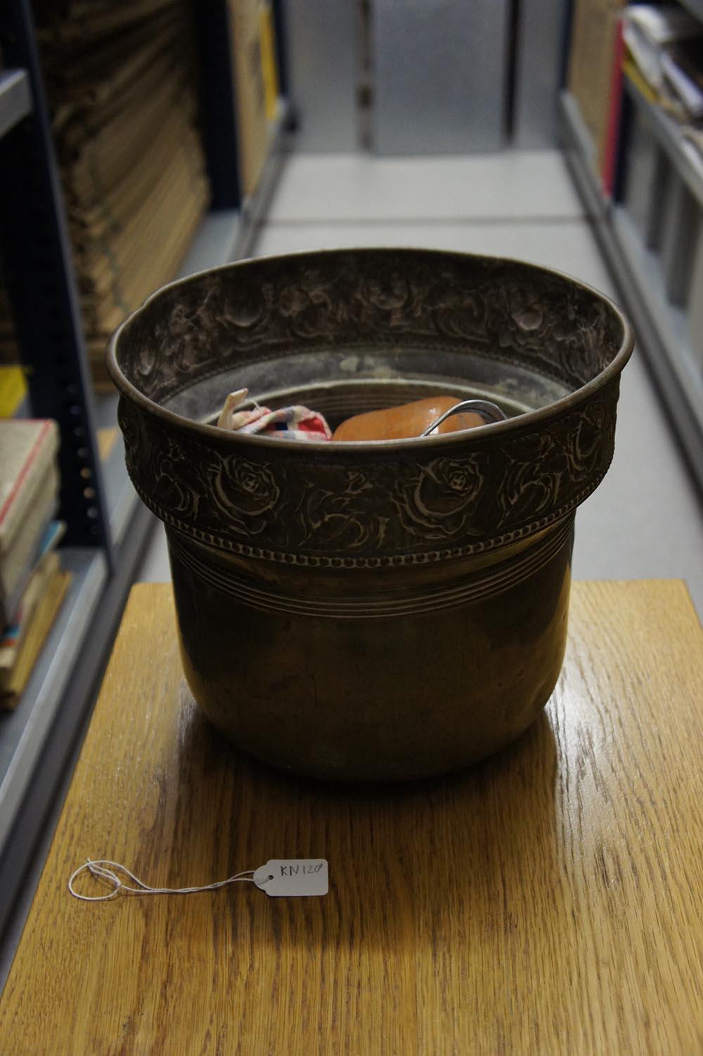 Koper object uit het Project Toekomst Collecties Bijbels Museum waar de poetsresten goed zichtbaar zijn