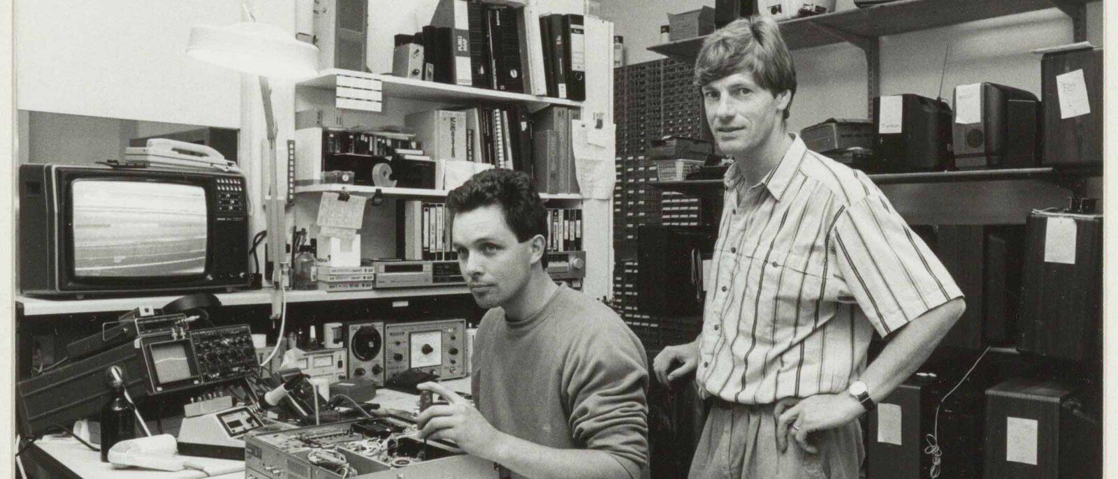 Spaarwouderstraat, Haarlem. Radio en TV reparatiewerkplaats van Aad Stiphout, 1990
