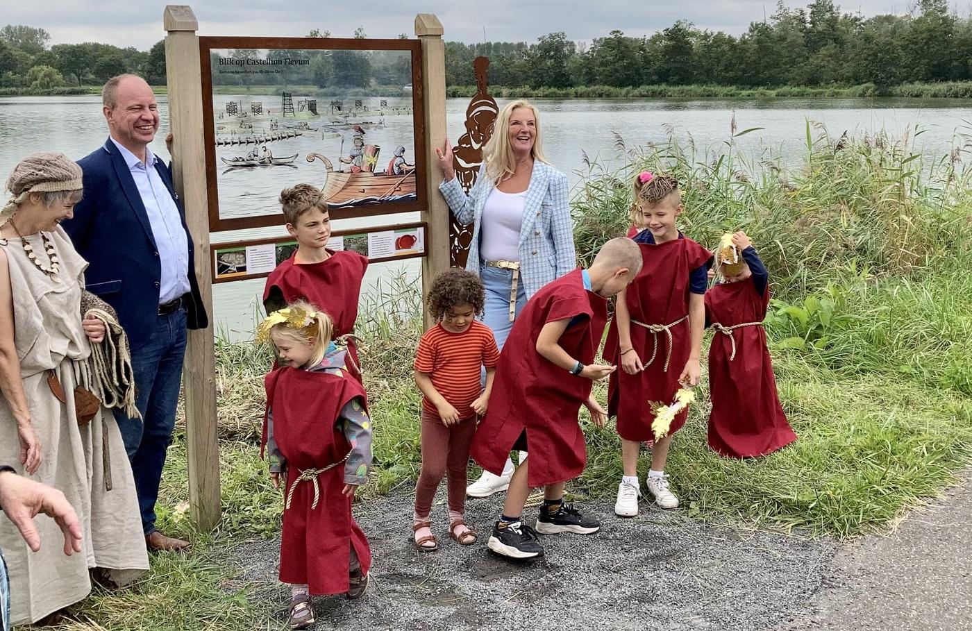 De opening van het doorkijkpaneel. Foto: Recreatieschap Spaarnwoude