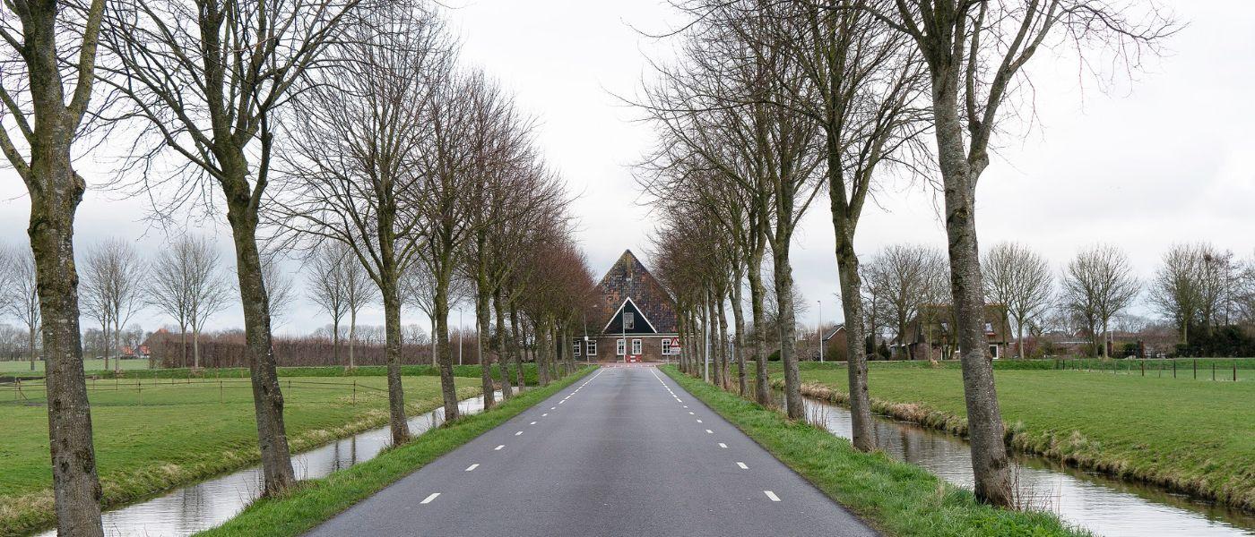 Zicht op stolpboerderij aan de Purmerenderweg 25 in de Beemster