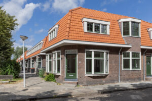 Voormalige tabakszaak op de hoek van de Goeman Borgesiusstraat en Karl Marxstraat