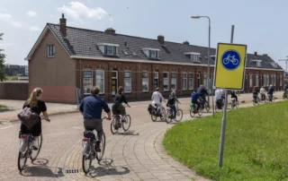 Groep mensen op een fietstocht in een woonwijk